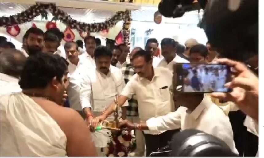 ಸಿ ಎಂ ಆರ್ ಶಾಪಿಂಗ್ ಮಹಲ್ ಉದ್ಘಾಟನೆ ಮಾಡಿದ ಶಾಸಕ ಬಸನಗೌಡ ದದ್ದಲ್ ಹಾಗೂ ಡಾ.ಶಿವರಾಜ್ ಪಾಟೀಲ್