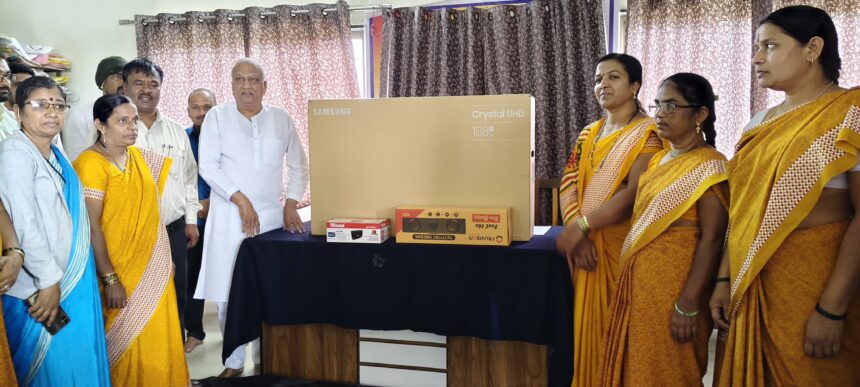 ಶಾಸಕ ರಾಜು ಕಾಗೆ ಅಂಗನವಾಡಿ ಕೇಂದ್ರಗಳಿಗೆ ಟಿವಿ ವಿತರಿಸಿದರು