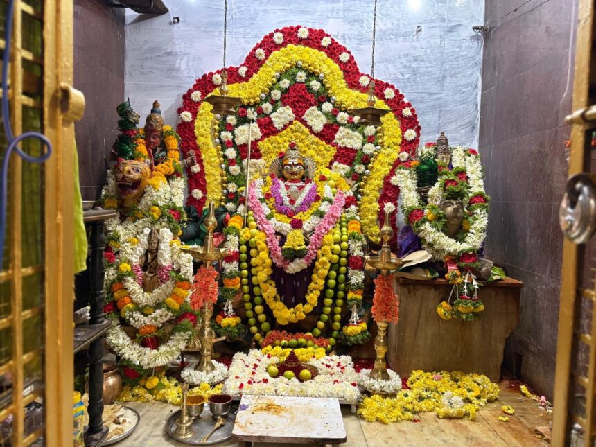 ದಸರಾ ಹಬ್ಬದ ನವರಾತ್ರಿ ಪ್ರಯುಕ್ತ ನಾಡಿನ ಒಳಿತಿಗಾಗಿ ಒಂಬತ್ತು ದಿನಗಳ ಕಾಲ ವಿಶೇಷ ಪೂಜೆ. ದಸರಾ ಹಬ್ಬದ ನವರಾತ್ರಿ ಪ್ರಯುಕ್ತ ನಾಡಿನ ಒಳಿತಿಗಾಗಿ ಒಂಬತ್ತು ದಿನಗಳ ಕಾಲ ವಿಶೇಷ ಪೂಜೆ.