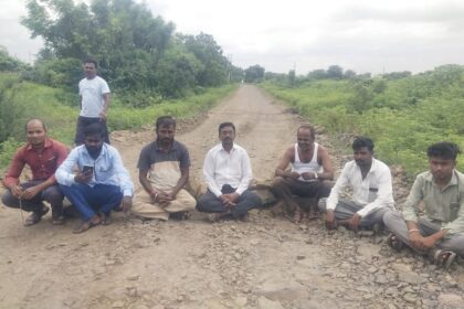 ಧೂಮಕನಾಳ ಗ್ರಾಮದ ಜನರು ರಸ್ತೆ ಬಂದಮಾಡಿ ಧರಣಿ