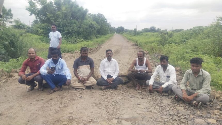 ಧೂಮಕನಾಳ ಗ್ರಾಮದ ಜನರು ರಸ್ತೆ ಬಂದಮಾಡಿ ಧರಣಿ ಧೂಮಕನಾಳ ಗ್ರಾಮದ ಜನರು ರಸ್ತೆ ಬಂದಮಾಡಿ ಧರಣಿ