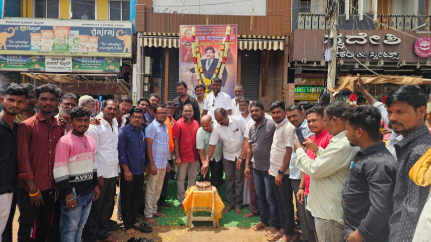 ಲಿಂಗಸ್ಗೂರು ಪಟ್ಟಣದಲ್ಲಿ ವಿಷ್ಣು ಅಭಿಮಾನಿಗಳಿಂದ 75 ನೇ ಜನ್ಮ ದಿನಾಚರಣೆ ಲಿಂಗಸ್ಗೂರು ಪಟ್ಟಣದಲ್ಲಿ ವಿಷ್ಣು ಅಭಿಮಾನಿಗಳಿಂದ 75 ನೇ ಜನ್ಮ ದಿನಾಚರಣೆ