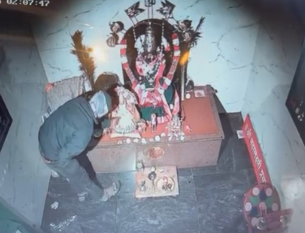 ಮಲಿಕವಾಡ ಶ್ರೀ ಮಹಾಲಕ್ಷ್ಮಿ ದೇವಸ್ಥಾನದಲ್ಲಿ ಮಧ್ಯರಾತ್ರಿ ಕಳ್ಳತನ, ನಗದು ಮತ್ತು ದೇವಿಯ ಆಭರಣಗಳು ಕಳ್ಳತನ ಸಿ ಸಿ ಕ್ಯಾಮೆರಾದಲ್ಲಿ ಸೆರೆ ಮಲಿಕವಾಡ ಶ್ರೀ ಮಹಾಲಕ್ಷ್ಮಿ ದೇವಸ್ಥಾನದಲ್ಲಿ ಮಧ್ಯರಾತ್ರಿ ಕಳ್ಳತನ, ನಗದು ಮತ್ತು ದೇವಿಯ ಆಭರಣಗಳು ಕಳ್ಳತನ ಸಿ ಸಿ ಕ್ಯಾಮೆರಾದಲ್ಲಿ ಸೆರೆ