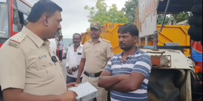 ಟ್ರಾಕ್ಟರ್ ಡೈವರಗಳ ಚಳಿ ಬಿಡಿಸಿದ ಘಟಪ್ರಭಾ ಸಿಪಿಆಯ್ ಮುಲ್ಲಾ