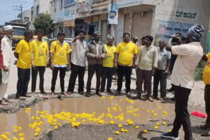 ಕೆ ಆರ್ ಎಸ್ ಮುಖಂಡರಿಂದ ಗುಂಡಿಗಳಿಗೆ ಪೂಜೆ