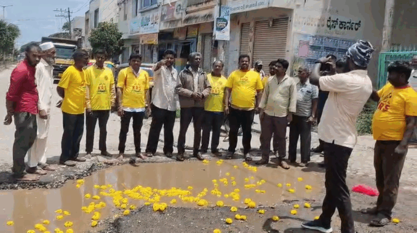 ಕೆ ಆರ್ ಎಸ್ ಮುಖಂಡರಿಂದ ಗುಂಡಿಗಳಿಗೆ ಪೂಜೆ