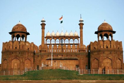 ಕೆಂಪು ಕೋಟೆ ಉದ್ಯಾನವನದಲ್ಲಿ 1 ಕೋಟಿ ರೂ. ಮೌಲ್ಯದ ರತ್ನಖಚಿತ ಕಲಶ ಕಳವು