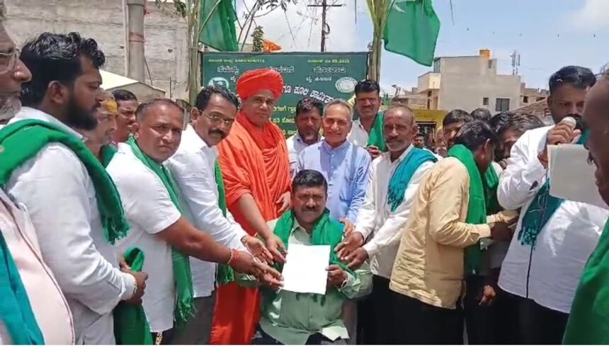 ಬೆಳೆಗಳು ಸಂಪೂರ್ಣ ನಾಶ :ಪರಿಹಾರ ಬಿಡುಗಡೆಗೆ ತಹಶೀಲ್ದಾರಗೆ ಮನವಿ ಬೆಳೆಗಳು ಸಂಪೂರ್ಣ ನಾಶ :ಪರಿಹಾರ ಬಿಡುಗಡೆಗೆ ತಹಶೀಲ್ದಾರಗೆ ಮನವಿ