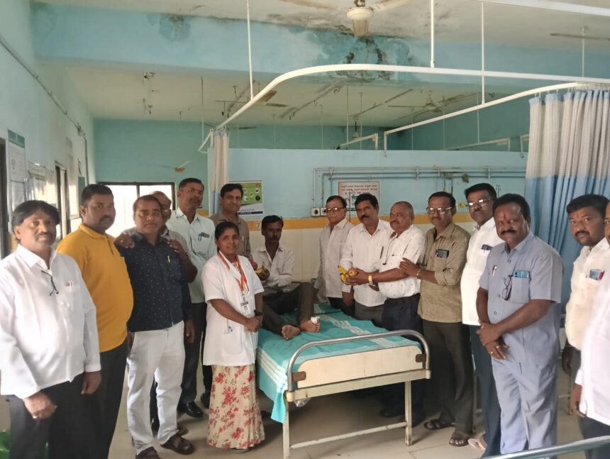 ಶಿಕ್ಷಕರ ದಿನಾಚರಣೆ: ರೋಗಿಗಳಿಗೆ ಹಣ್ಣು ವಿತರಣೆ ಶಿಕ್ಷಕರ ದಿನಾಚರಣೆ: ರೋಗಿಗಳಿಗೆ ಹಣ್ಣು ವಿತರಣೆ