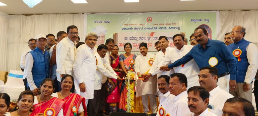 ಅದ್ದೂರಿಯಾಗಿ ಜರುಗಿದ ಶಿಕ್ಷಕರ ದಿನಾಚರಣೆ, ಗುರುಗಳಿಗೆ ಮನ್ನಣೆ.