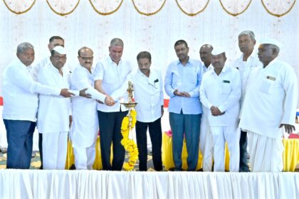 ಮೂಡಲಗಿ- ಗೋಕಾಕ ತಾಲೂಕಿನ ಪಿಕೆಪಿಎಸ್ ಅಧ್ಯಕ್ಷರು ಸದಸ್ಯರುಗಳ ಸಭೆ ನಡೆಸಿದ ಬಾಲಚಂದ್ರ ಜಾರಕಿಹೊಳಿ