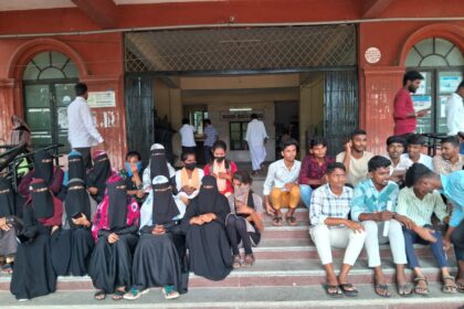 ಅಡಿಗೆ ಸಿಬ್ಬಂದಿ ಮತ್ತು ವಾರ್ಡನ್ ಬದಲಾವಣೆಗೆ ವಿದ್ಯಾರ್ಥಿನಿಯರ ಪ್ರತಿಭಟನೆ!