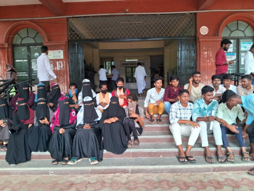 ಅಡಿಗೆ ಸಿಬ್ಬಂದಿ ಮತ್ತು ವಾರ್ಡನ್ ಬದಲಾವಣೆಗೆ ವಿದ್ಯಾರ್ಥಿನಿಯರ ಪ್ರತಿಭಟನೆ!