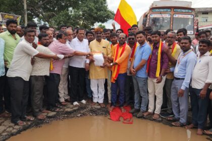 ರಸ್ತೆಗಳ ತೆಗ್ಗು ಮುಚ್ಚಿ ಇಲ್ಲವೇ ತೆಗ್ಗಿನಲ್ಲಿ ನಮ್ಮನ್ನು ಮುಚ್ಚಿಡಿ:  ಕರವೇ ಉಗ್ರ ಹೋರಾಟ