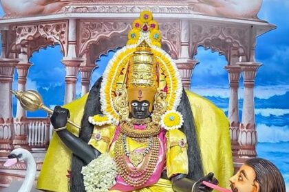 ಕೊಲ್ಲಾಪುರದ ಮಹಾಲಕ್ಮಿಗೆ ನವರಾತ್ರಿ ಉತ್ಸವದ 2ನೇ ದಿನ ಮಂಗಳವಾರ ಬಗಲಾದೇವಿ ರೂಪದಲ್ಲಿ ಅಲಂಕಾರ ಪೂಜೆ