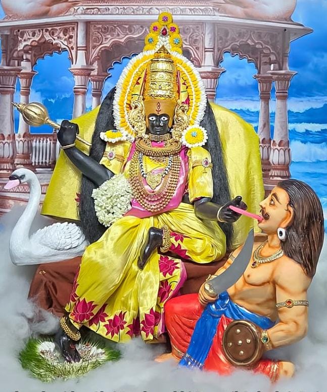 ಕೊಲ್ಲಾಪುರದ ಮಹಾಲಕ್ಮಿಗೆ ನವರಾತ್ರಿ ಉತ್ಸವದ 2ನೇ ದಿನ ಮಂಗಳವಾರ ಬಗಲಾದೇವಿ ರೂಪದಲ್ಲಿ ಅಲಂಕಾರ ಪೂಜೆ ಕೊಲ್ಲಾಪುರದ ಮಹಾಲಕ್ಮಿಗೆ ನವರಾತ್ರಿ ಉತ್ಸವದ 2ನೇ ದಿನ ಮಂಗಳವಾರ ಬಗಲಾದೇವಿ ರೂಪದಲ್ಲಿ ಅಲಂಕಾರ ಪೂಜೆ