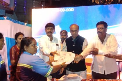 ದಸರಾ ಹಬ್ಬದ ಪ್ರಯುಕ್ತ ಪೌರ ಕಾರ್ಮಿಕರಿಗೆ ಸೀರೆ ಹಾಗೂ ವಿದ್ಯಾರ್ಥಿಗಳಿಗೆ ನೋಟ್ ಬುಕ್ ವಿತರಿಸಿದ  ಎಬಿಬಿ ಮಂಜಣ್ಣ