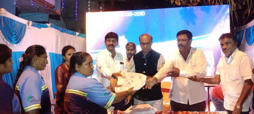 ದಸರಾ ಹಬ್ಬದ ಪ್ರಯುಕ್ತ ಪೌರ ಕಾರ್ಮಿಕರಿಗೆ ಸೀರೆ ಹಾಗೂ ವಿದ್ಯಾರ್ಥಿಗಳಿಗೆ ನೋಟ್ ಬುಕ್ ವಿತರಿಸಿದ ಎಬಿಬಿ ಮಂಜಣ್ಣ ದಸರಾ ಹಬ್ಬದ ಪ್ರಯುಕ್ತ ಪೌರ ಕಾರ್ಮಿಕರಿಗೆ ಸೀರೆ ಹಾಗೂ ವಿದ್ಯಾರ್ಥಿಗಳಿಗೆ ನೋಟ್ ಬುಕ್ ವಿತರಿಸಿದ ಎಬಿಬಿ ಮಂಜಣ್ಣ