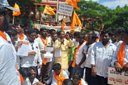 ಅನ್ಯ ಸಮಾಜ ಎಸ್ಟಿಗೆ ಸೇರ್ಪಡೆ ವಿರೋಧಿಸಿ ಬೃಹತ್ ಪ್ರತಿಭಟನೆ