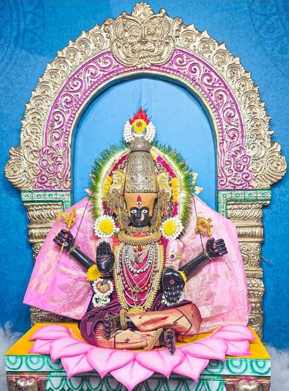 ಕೊಲ್ಲಾಪುರದ ಮಹಾಲಕ್ಮಿ ಗೆ ನವರಾತ್ರಿ ಉತ್ಸವದ ಐದನೇ ದಿನ ತಾಯಿ ಭುವನೇಶ್ವರಿ ರೂಪದಲ್ಲಿ ಅಲಂಕಾರ ಪೂಜೆ ಕೊಲ್ಲಾಪುರದ ಮಹಾಲಕ್ಮಿ ಗೆ ನವರಾತ್ರಿ ಉತ್ಸವದ ಐದನೇ ದಿನ ತಾಯಿ ಭುವನೇಶ್ವರಿ ರೂಪದಲ್ಲಿ ಅಲಂಕಾರ ಪೂಜೆ