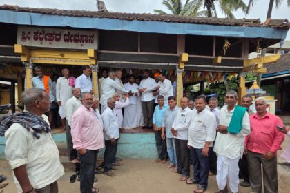 ದೇವಸ್ಥಾನ ಕಮಿಟಿಗೆ ಚೆಕ್ ಹಸ್ತಾಂತರಿಸಿದ ಚನ್ನರಾಜ ಹಟ್ಟಿಹೊಳಿ