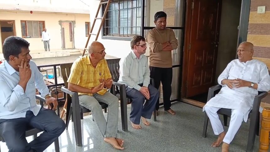 ಕೊಲೆಯಾದ ಚೈತಾಲಿ ಕುಟುಂಬಸ್ಥರಿಗೆ ಸಾಂತ್ವಾನ ಹೇಳಿದ ಕಾಗವಾಡ ಶಾಸಕ ರಾಜು ಕಾಗೆ ಕೊಲೆಯಾದ ಚೈತಾಲಿ ಕುಟುಂಬಸ್ಥರಿಗೆ ಸಾಂತ್ವಾನ ಹೇಳಿದ ಕಾಗವಾಡ ಶಾಸಕ ರಾಜು ಕಾಗೆ