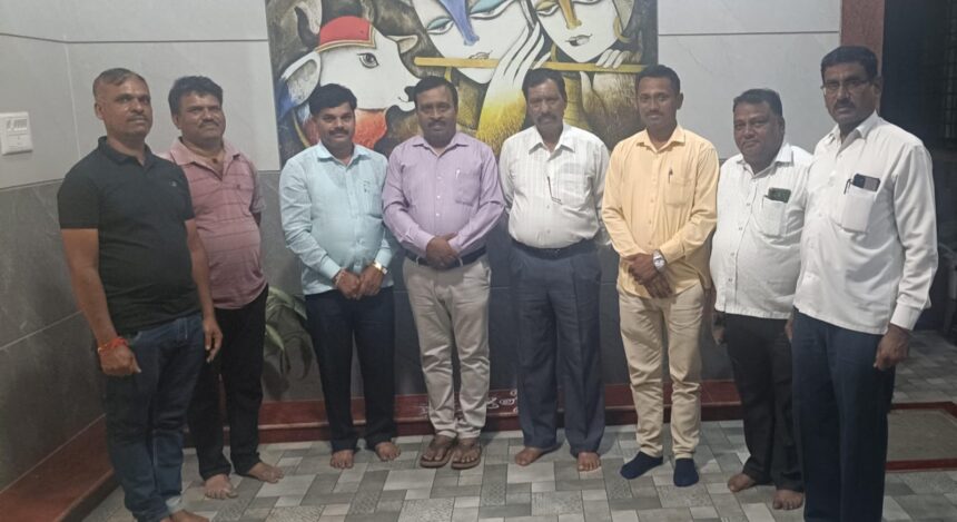 ಚಿಂತಕ ಡಾ. ಸಂಗನಬಸಪ್ಪ ಬಿರಾದಾರ್ ಅವರನ್ನು ಭೇಟಿಯಾದ ಜಾನಪದ ಪರಿಷತ್ ಮುಖಂಡರು ಚಿಂತಕ ಡಾ. ಸಂಗನಬಸಪ್ಪ ಬಿರಾದಾರ್ ಅವರನ್ನು ಭೇಟಿಯಾದ ಜಾನಪದ ಪರಿಷತ್ ಮುಖಂಡರು