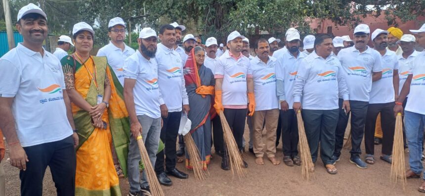 ಮೈಲಾರ ಮಲ್ಲಣ್ಣ ದೇಗುಲ ಆವರಣದಲ್ಲಿ ಶ್ರಮದಾನ ಮೈಲಾರ ಮಲ್ಲಣ್ಣ ದೇಗುಲ ಆವರಣದಲ್ಲಿ ಶ್ರಮದಾನ