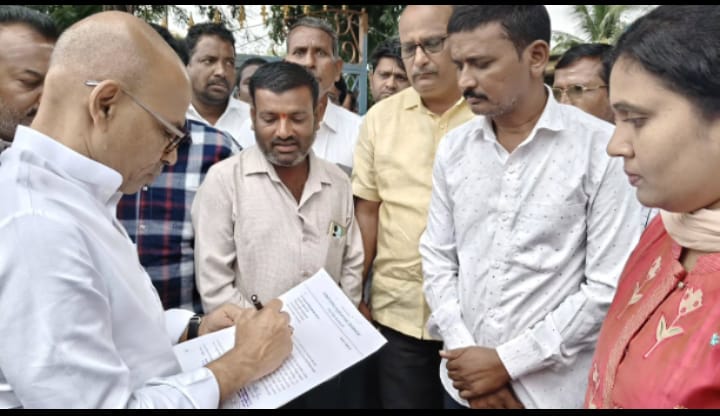 ಮಳಖೇಡ ಗ್ರಾಮಕ್ಕೆ ಸಚಿವ ಡಾ ಶರಣಪ್ರಕಾಶ್ ಪಾಟೀಲ್ ಬೇಟಿ ಮಳಖೇಡ ಗ್ರಾಮಕ್ಕೆ ಸಚಿವ ಡಾ ಶರಣಪ್ರಕಾಶ್ ಪಾಟೀಲ್ ಬೇಟಿ