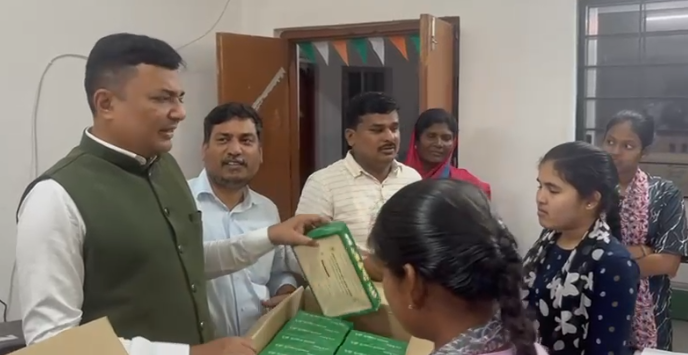 ಜಿಲ್ಲಾ ಮ್ಯಾಜಿಸ್ಟ್ರೇಟ್ ದಿವಾಕರ್ ಹಾಸ್ಟೆಲ್‌ಗೆ ದಿಢೀರ್ ಭೇಟಿ