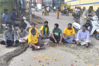 ರಸ್ತೆ ಗುಂಡಿಗಳಿಗೆ ಹೂ ಚಲ್ಲಿ ಪೂಜೆ ಪುನಸ್ಕಾರ !!
