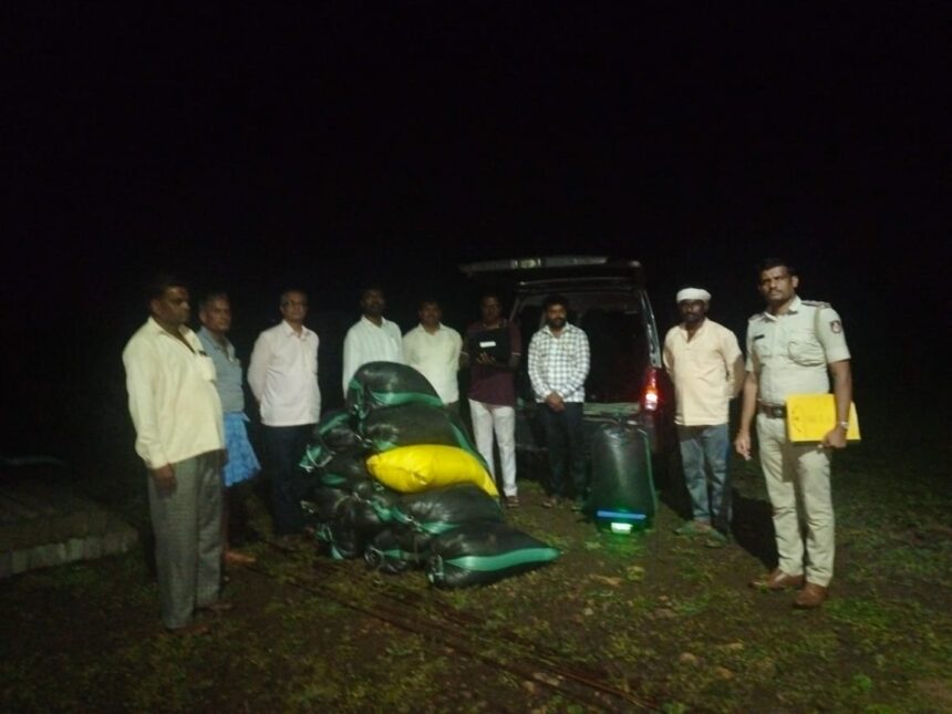 ಅಕ್ರಮವಾಗಿ ಸಾಗಿಸುತ್ತಿದ್ದ ಅಕ್ಕಿ ವಶಕ್ಕೆ ಪಡೆದ ಪೊಲೀಸರು ಅಕ್ರಮವಾಗಿ ಸಾಗಿಸುತ್ತಿದ್ದ ಅಕ್ಕಿ ವಶಕ್ಕೆ ಪಡೆದ ಪೊಲೀಸರು