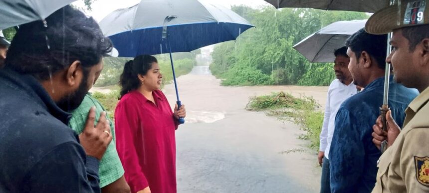 ದಸ್ತಾಪುರ, ಮಹಾಗಾಂವ್ ಸೇತುವೆಗಳಿಗೆ ಜಿಲ್ಲಾಧಿಕಾರಿ ಭೇಟಿ: ಪರಿಶೀಲನೆ ದಸ್ತಾಪುರ, ಮಹಾಗಾಂವ್ ಸೇತುವೆಗಳಿಗೆ ಜಿಲ್ಲಾಧಿಕಾರಿ ಭೇಟಿ: ಪರಿಶೀಲನೆ