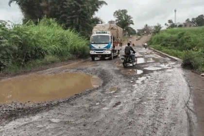 ಸಂಪೂರ್ಣ ಹಾಳಾದ ಚಿಕ್ಕೋಡಿ-ಚಿಂಚಣಿ ಸೇತುವೆ ರಸ್ತೆ