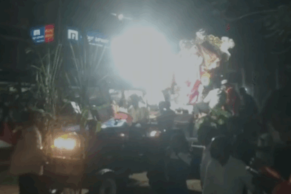 ಸಕಲ ವಾದ್ಯ ಮೇಳದೊಂದಿಗೆ ಅದ್ಧೂರಿ ದುರ್ಗಾ ಮಾತಾ ಮೂರ್ತಿಯ ಮೆರವಣಿಗೆ