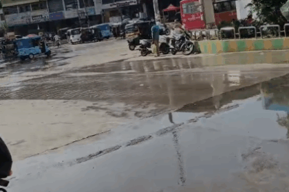 ಬಸ್ ನಿಲ್ದಾಣದಲ್ಲಿ ನೀರಿನ ಮಡು: ತೊಂದರೆ ಸರಿಪಡಿಸಲು ಒತ್ತಾಯ