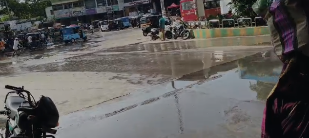 ಬಸ್ ನಿಲ್ದಾಣದಲ್ಲಿ ನೀರಿನ ಮಡು: ತೊಂದರೆ ಸರಿಪಡಿಸಲು ಒತ್ತಾಯ ಬಸ್ ನಿಲ್ದಾಣದಲ್ಲಿ ನೀರಿನ ಮಡು: ತೊಂದರೆ ಸರಿಪಡಿಸಲು ಒತ್ತಾಯ