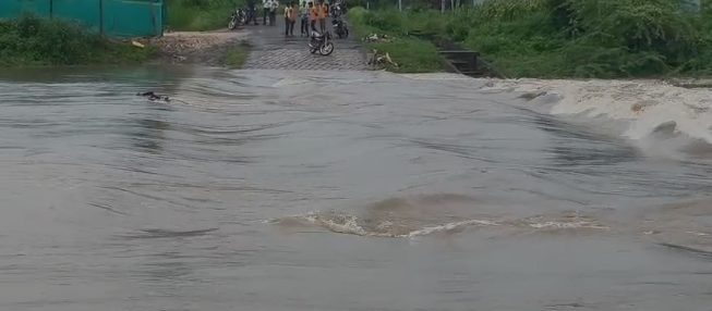 ನಿರಂತರ ಮಳೆಗೆ ಉಪ್ಪಾರಟ್ಟಿ ಸೇತುವೆ ಮುಳುಗಡೆ: ಜನರ ಪರದಾಟ ನಿರಂತರ ಮಳೆಗೆ ಉಪ್ಪಾರಟ್ಟಿ ಸೇತುವೆ ಮುಳುಗಡೆ: ಜನರ ಪರದಾಟ