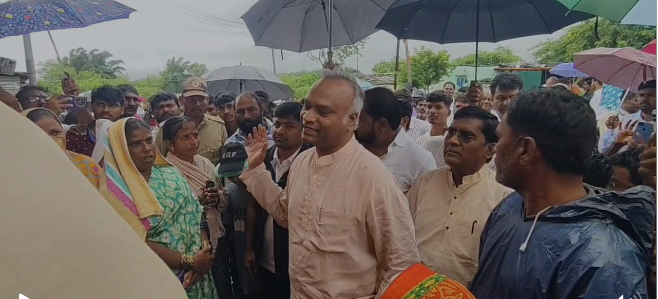 ಪ್ರವಾಹ ಪೀಡಿತ ಗ್ರಾಮಗಳಿಗೆ ಸಚಿವ ಪ್ರಿಯಾಂಕ ಖರ್ಗೆ ಭೇಟಿ ಪ್ರವಾಹ ಪೀಡಿತ ಗ್ರಾಮಗಳಿಗೆ ಸಚಿವ ಪ್ರಿಯಾಂಕ ಖರ್ಗೆ ಭೇಟಿ
