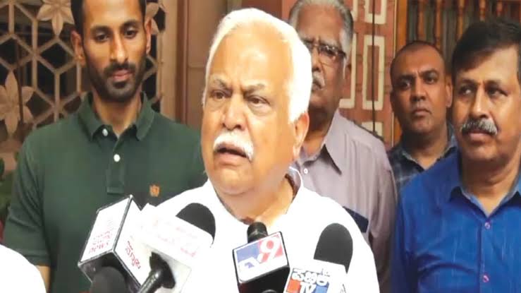 ನಿನ್ನ ಹೆರಿಗೆ ಆಗಲಿ.ಆಗ ನೋಡೋಣ : ಪತ್ರಕರ್ತಗೆ ಆರ್‌.ವಿ. ದೇಶಪಾಂಡೆ ಉಡಾಫೆ ಉತ್ತರ