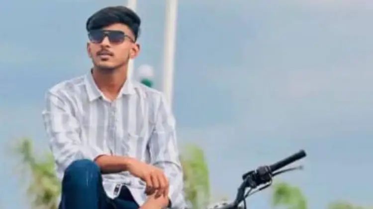 ಗಣೇಶ ಮೂರ್ತಿ ವಿಸರ್ಜನೆ ವೇಳೆ ವಿದ್ಯುತ್ ಪ್ರವಹಿಸಿ ಯುವಕ ಸಾವು ಗಣೇಶ ಮೂರ್ತಿ ವಿಸರ್ಜನೆ ವೇಳೆ ವಿದ್ಯುತ್ ಪ್ರವಹಿಸಿ ಯುವಕ ಸಾವು