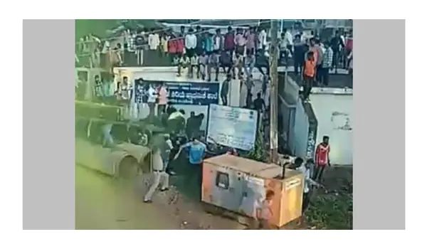 ಎರಡು ಓಣಿಗಳ ಗಣೇಶ ಮೂರ್ತಿಗಳ ವಿಸರ್ಜನೆ ವೇಳೆ ಗಲಾಟೆ : ಲಾಠಿ ಚಾರ್ಜ್ ಎರಡು ಓಣಿಗಳ ಗಣೇಶ ಮೂರ್ತಿಗಳ ವಿಸರ್ಜನೆ ವೇಳೆ ಗಲಾಟೆ : ಲಾಠಿ ಚಾರ್ಜ್