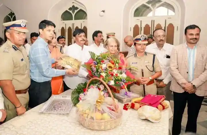 ವಿಶ್ವವಿಖ್ಯಾತ ಮೈಸೂರು ದಸರಾಕ್ಕೆ ಪ್ರಮೋದಾ ದೇವಿ ಒಡೆಯರ್ ಗೆ ಅಧಿಕೃತ ಆಹ್ವಾನ ವಿಶ್ವವಿಖ್ಯಾತ ಮೈಸೂರು ದಸರಾಕ್ಕೆ ಪ್ರಮೋದಾ ದೇವಿ ಒಡೆಯರ್ ಗೆ ಅಧಿಕೃತ ಆಹ್ವಾನ