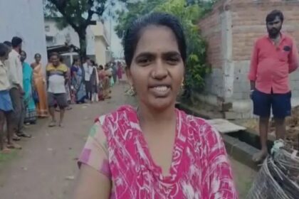 ಮದುವೆಯಾಗುವುದಾಗಿ ಕೈಕೊಟ್ಟ ಯುವಕ : ಮನೆ ಮುಂದೆ ಎರಡು ಮಕ್ಕಳ ತಾಯಿ ಪ್ರತಿಭಟನೆ 