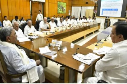 ಜಾತಿ ಸಮೀಕ್ಷೆ ವಿಚಾರ : ಸಂಪುಟ ಸಭೆಯಲ್ಲಿ ಟೇಬಲ್ ಕುಟ್ಟಿ ಆಕ್ರೋಶ ಹೊರಹಾಕಿದ ಸಚಿವರು 