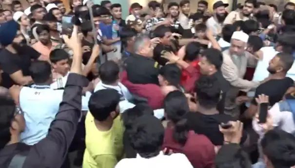 ಐಫೋನ್ 17 ಖರೀದಿಗಾಗಿ ಮಳಿಗೆ ಮುಂದೆ ಸಾರ್ವಜನಿಕರ ಹೊಡೆದಾಟ ಐಫೋನ್ 17 ಖರೀದಿಗಾಗಿ ಮಳಿಗೆ ಮುಂದೆ ಸಾರ್ವಜನಿಕರ ಹೊಡೆದಾಟ