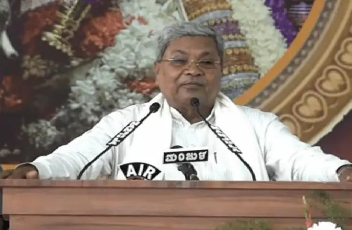 ಒಂದರ್ಧ ಗಂಟೆ ನೆಟ್ಟಗೆ ಕುಳಿತುಕೊಳ್ಳಲಾಗದಿದ್ರೆ ಯಾಕೆ ಬರ್ತೀರಿ ಇಲ್ಲಿಗೆ : ಸಿಎಂ ಆಕ್ರೋಶ ಒಂದರ್ಧ ಗಂಟೆ ನೆಟ್ಟಗೆ ಕುಳಿತುಕೊಳ್ಳಲಾಗದಿದ್ರೆ ಯಾಕೆ ಬರ್ತೀರಿ ಇಲ್ಲಿಗೆ : ಸಿಎಂ ಆಕ್ರೋಶ