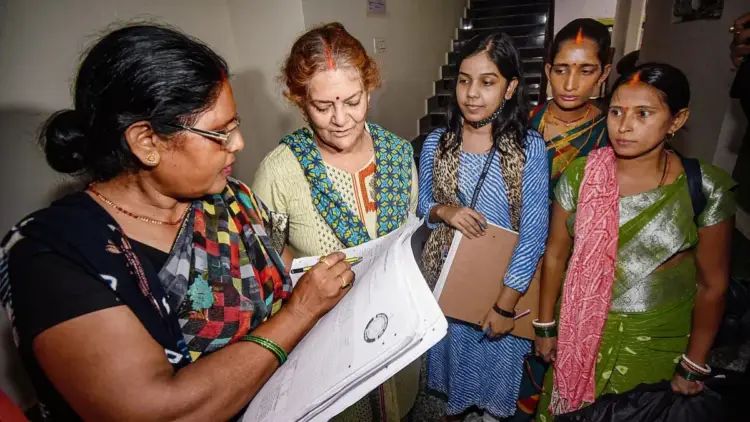 ಮೊದಲ ದಿನವೇ ವಿಘ್ನ : 20 ಲಕ್ಷ ಗುರಿಯ ಬದಲು ಕೇವಲ 10 ಸಾವಿರ ಜನರ ಸಮೀಕ್ಷೆ ಮೊದಲ ದಿನವೇ ವಿಘ್ನ : 20 ಲಕ್ಷ ಗುರಿಯ ಬದಲು ಕೇವಲ 10 ಸಾವಿರ ಜನರ ಸಮೀಕ್ಷೆ