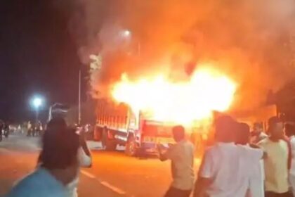 ಅಕ್ರಮವಾಗಿ ಗೋಮಾಂಸ ಸಾಗಾಟ : ಲಾರಿಗೆ ಬೆಂಕಿ ಹಚ್ಚಿದ ಸಾರ್ವಜನಿಕರು 