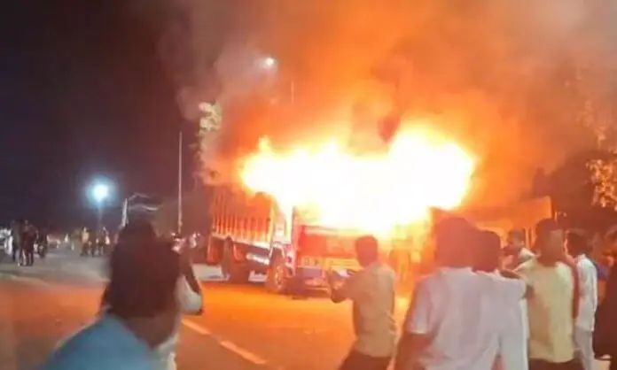 ಅಕ್ರಮವಾಗಿ ಗೋಮಾಂಸ ಸಾಗಾಟ : ಲಾರಿಗೆ ಬೆಂಕಿ ಹಚ್ಚಿದ ಸಾರ್ವಜನಿಕರು ಅಕ್ರಮವಾಗಿ ಗೋಮಾಂಸ ಸಾಗಾಟ : ಲಾರಿಗೆ ಬೆಂಕಿ ಹಚ್ಚಿದ ಸಾರ್ವಜನಿಕರು